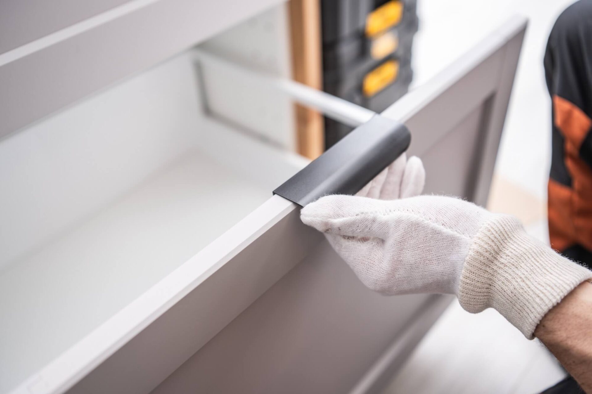 Installerade osynliga handtag på kökslådor i Finspång